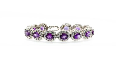 Beyaz arka plan üzerinde izole yakut bileklik