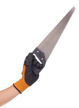 Beyaz arka planda izole edilmiş bir testereyi tutan el