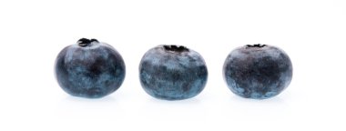 Beyaz arka plan üzerinde izole yaban mersini meyve