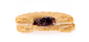 Yabanmersinli bisküvilerin yarısı beyaz arka planda izole edilmiş..