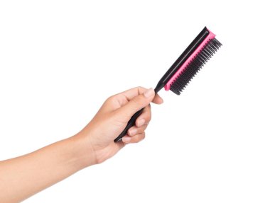 El ele tutuşan pembe saç tarağı beyaz arkaplanda izole edildi