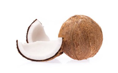 Eski kırık parçalar halinde ve beyaz arka plan üzerinde yığılmış organik hindistan cevizi meyve hindistancevizi brown