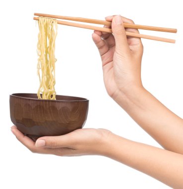 Çin vermicelli yemek çubukları ve beyaz arka planda izole edilmiş kase.