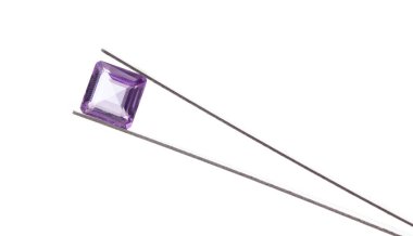 Beyaz arka plan üzerinde izole Ametist