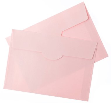 Beyaz arka plan üzerinde izole pembe zarf.
