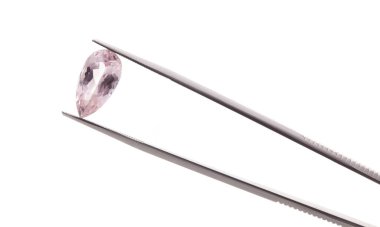 Beyaz arka plan üzerinde izole Ametist