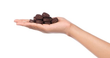 Beyaz arkaplanda kremalı el ele tutuşan kurabiyeler..