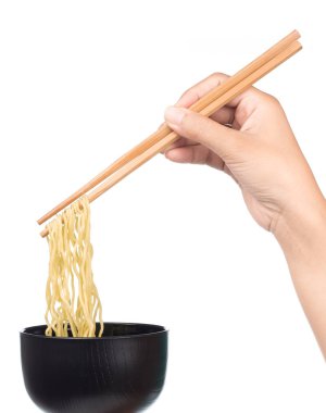 Çin vermicelli yemek çubukları ve beyaz arka planda izole edilmiş kase.