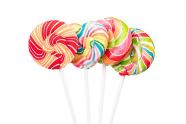 Beyaz arka plan üzerinde izole renkli sarmal lolipop.