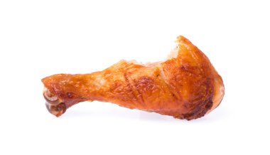 Kızarmış tavuk budu ısırığı beyaz arka planda izole edilmiş.
