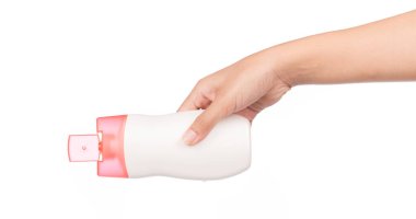 Beyaz arka planda el ele tutuşan şişe losyonu.