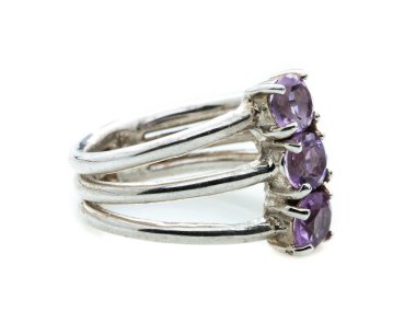 Beyaz arkaplanda ametist halkasının güzelliği