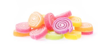 Şekerler beyaz arkaplanda izole edilmiş tatlı jöle