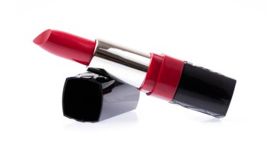Beyaz arkaplanda kırmızı ruj izole edildi