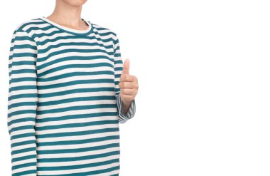 Kadın başparmağı beyaz arka planda en üste kadar izole edilmiş. 