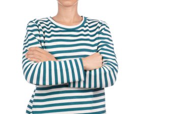 Kolları katlanmış beyaz arka planda yalnız bir kadın.