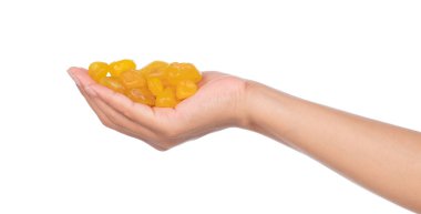 Kurutulmuş kuru üzümler beyaz arka planda izole edilmiş