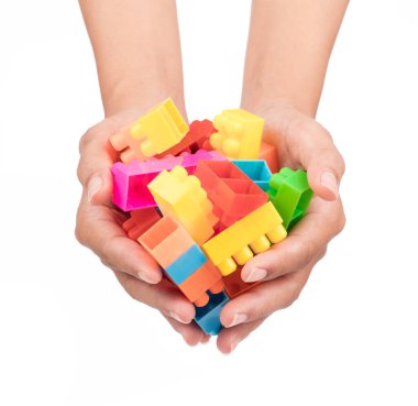 El bilgisayarı plastiği, bina bloğu beyaz arkaplanda izole edildi