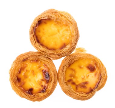 Beyaz arka planda izole edilmiş yumurtalı tart tatlı kremalı pasta.