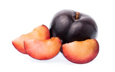 Beyaz arka plan üzerinde izole dilim Erik