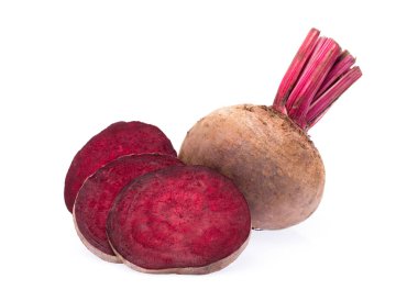 Beyaz arka plan üzerinde izole kırmızı pancar dilim