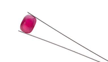 Beyaz arkaplanda izole edilmiş pembe safir.