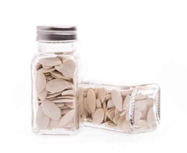 Beyaz arka planda izole edilmiş balkabağı tohumları.