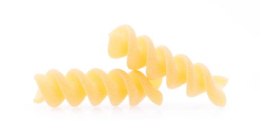 Beyaz arka planda izole edilmiş İtalyan makarnası