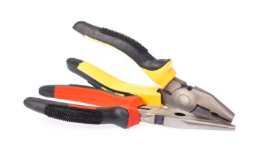 Beyaz arka planda izole edilmiş yeni bir pense çifti..