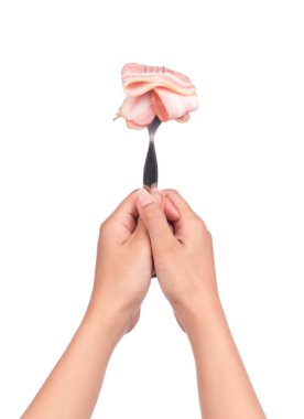 El ele tutuşan çatal, beyaz arka planda izole edilmiş domuz pastırması yiyen