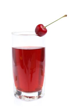 Beyaz arka planda izole edilmiş kiraz suyu.