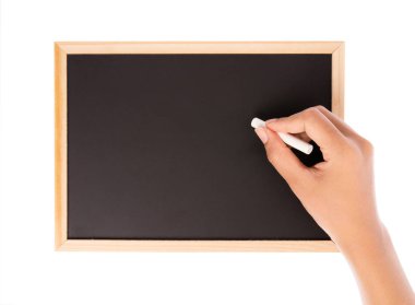 Tebeşirle yazılmış el beyaz arkaplana izole edilmiş yazı tahtasına yazmaya başla