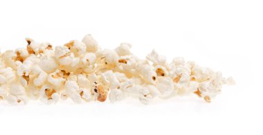 Beyaz arkaplanda izole edilmiş patlamış mısır yığını.