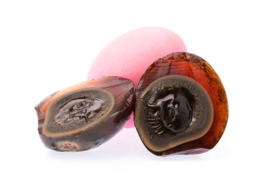 Beyaz arka plan üzerinde izole korunmuş ördek yumurta.