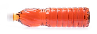 Beyaz arka planda izole edilmiş balık sosu şişesi..