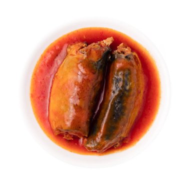 Beyaz arka planda izole edilmiş soslu balık konservesi