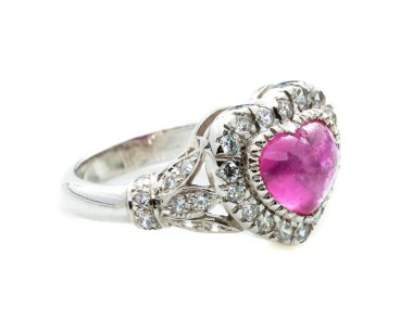 Beyaz arkaplanda pembe yakut yüzük