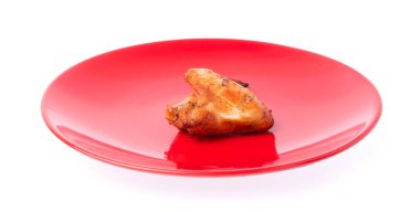 Kırmızı tabakta kızarmış tavuk kanadı. Beyaz arka planda izole edilmiş.