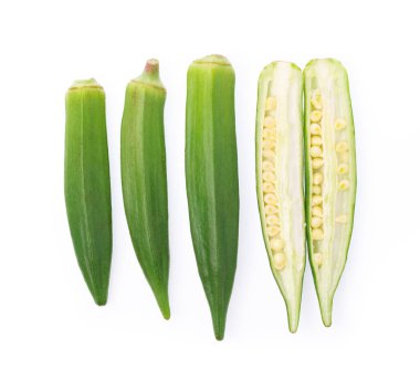 Beyaz arka planda izole edilmiş taze bamya dilimleri.