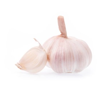 Beyaz arkaplanda sarımsak izole edilmiş.