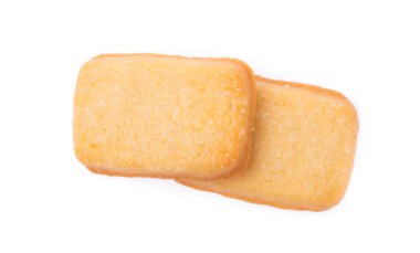 Beyaz arkaplanda izole edilmiş tereyağlı kurabiyeler