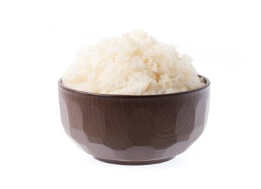 Beyaz arka planda izole edilmiş kasedeki pirinç