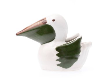 Beyaz arkaplanda izole edilmiş beyaz seramik pelikan kuşu