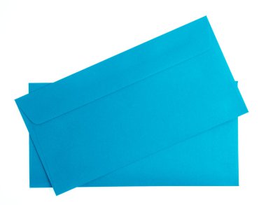 mavi zarf beyaz arkaplanda izole edildi.