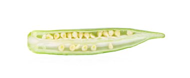 Beyaz arka planda izole edilmiş taze bamya dilimleri.