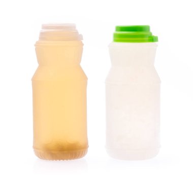 Beyaz arka plan üzerinde izole iki plastik şişe