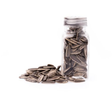 Beyaz arka planda izole edilmiş güneş çiçeği tohumu