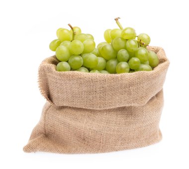 Beyaz arkaplanda izole edilmiş yeşil üzüm çuvalı