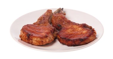 Beyaz arka planda ızgara domuz pirzolası.