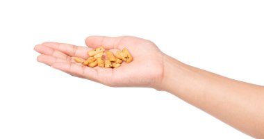 El ele tutuşan abur cuburlar beyaz arka planda izole edilmiş mısır gevreği.